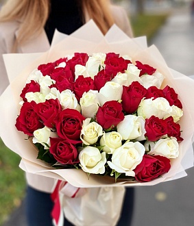 Шикарный яркий букет из 51 красной и белой розы